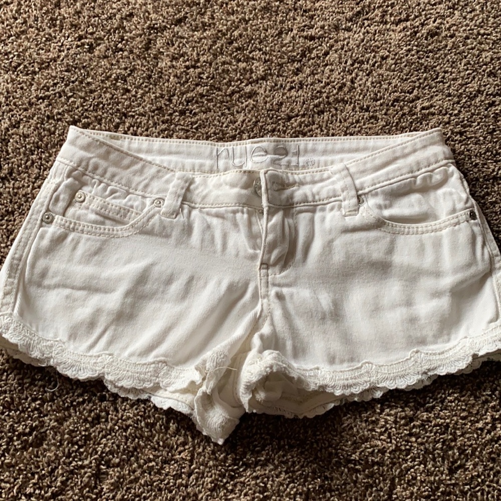 Size 1-2 Rue 21 white shorts. Gently worn.